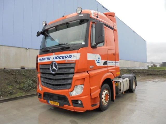 Mercedes-Benz Actros - Nyergesvontató: 1 kép. Mercedes-Benz Actros - Nyergesvontató: 1 kép.