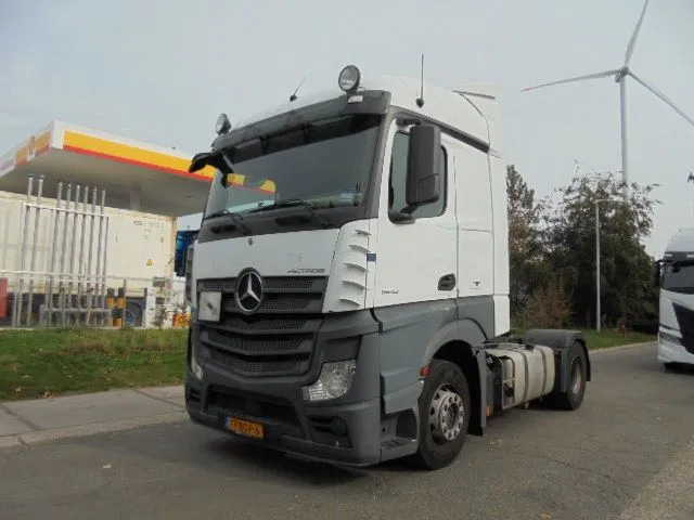 Mercedes-Benz Actros - Nyergesvontató: 1 kép. Mercedes-Benz Actros - Nyergesvontató: 1 kép.
