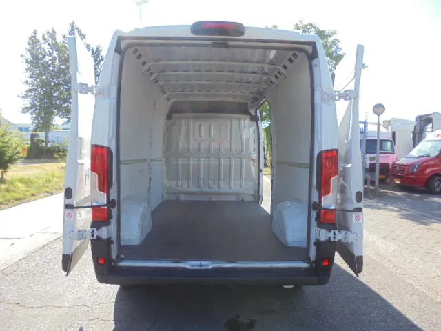 Opel Movano L3H2 2.2L BLUE HDI 140 - Furgon: 5 kép. Opel Movano L3H2 2.2L BLUE HDI 140 - Furgon: 5 kép.