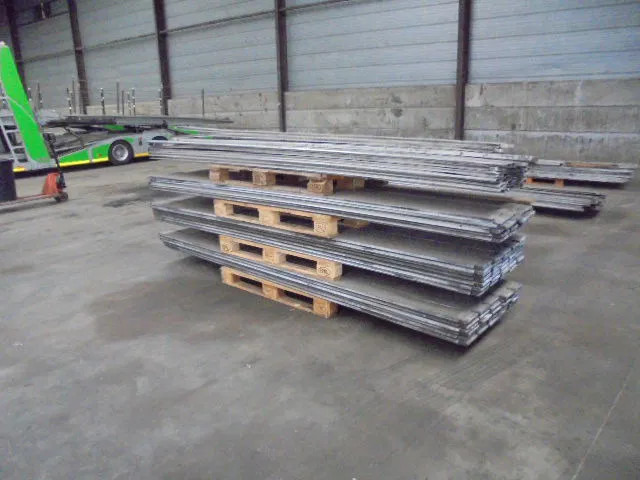 Plan KEN ALU / HOUT - Ponyvás felépítmény: 2 kép. Plan KEN ALU / HOUT - Ponyvás felépítmény: 2 kép.