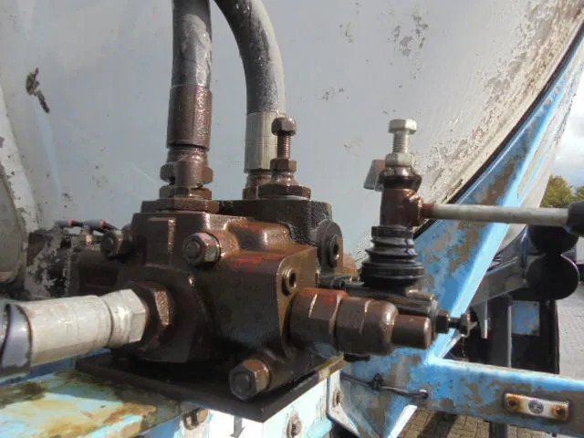 SPITZER BP SK 50 - Tartályos félpótkocsi: 3 kép. SPITZER BP SK 50 - Tartályos félpótkocsi: 3 kép.