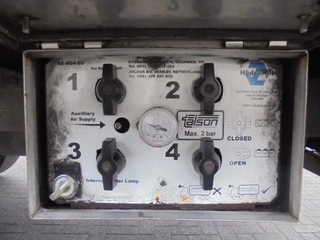 Félpótkocsi dobozos Talson F 1227: 11 kép. Félpótkocsi dobozos Talson F 1227: 11 kép.