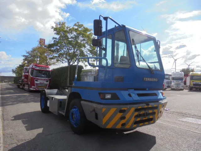 Terberg YT 182 NL KENTEKEN - Terminál targoncá: 3 kép. Terberg YT 182 NL KENTEKEN - Terminál targoncá: 3 kép.