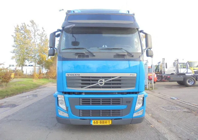 Volvo FH 420 6X2 NL TRUCK - Ponyvás teherautó: 2 kép. Volvo FH 420 6X2 NL TRUCK - Ponyvás teherautó: 2 kép.