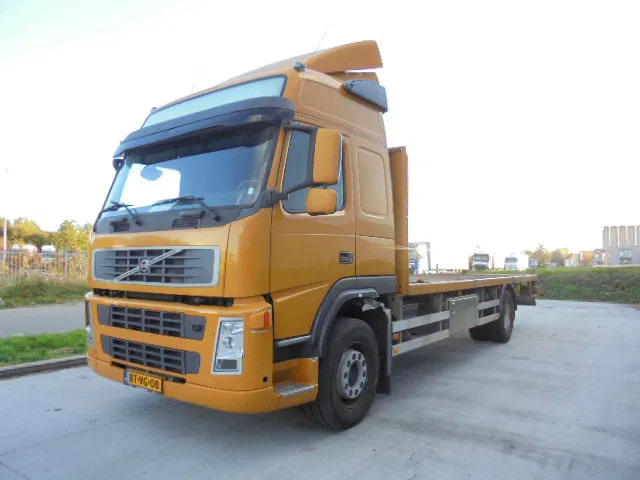 Volvo FM FM 300 LOW KM - Dobozos felépítményű teherautó: 1 kép. Volvo FM FM 300 LOW KM - Dobozos felépítményű teherautó: 1 kép.