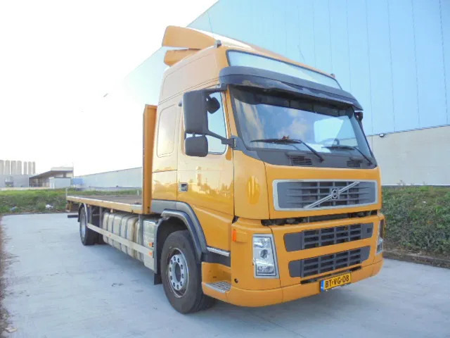 Volvo FM FM 300 LOW KM - Dobozos felépítményű teherautó: 3 kép. Volvo FM FM 300 LOW KM - Dobozos felépítményű teherautó: 3 kép.