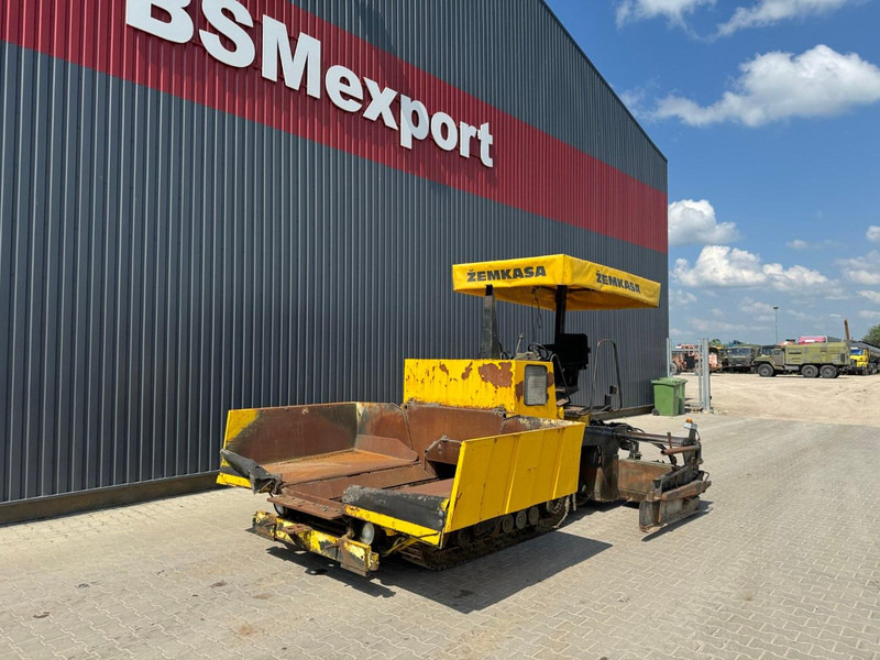 ABG Titan 111 ABG - crawler asphalt paver - Útburkológép: 1 kép. ABG Titan 111 ABG - crawler asphalt paver - Útburkológép: 1 kép.