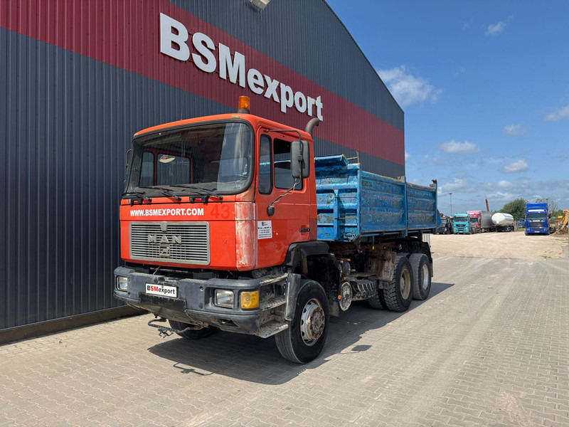 MAN 26.302, 6x6 - Billenőplatós teherautó: 1 kép. MAN 26.302, 6x6 - Billenőplatós teherautó: 1 kép.