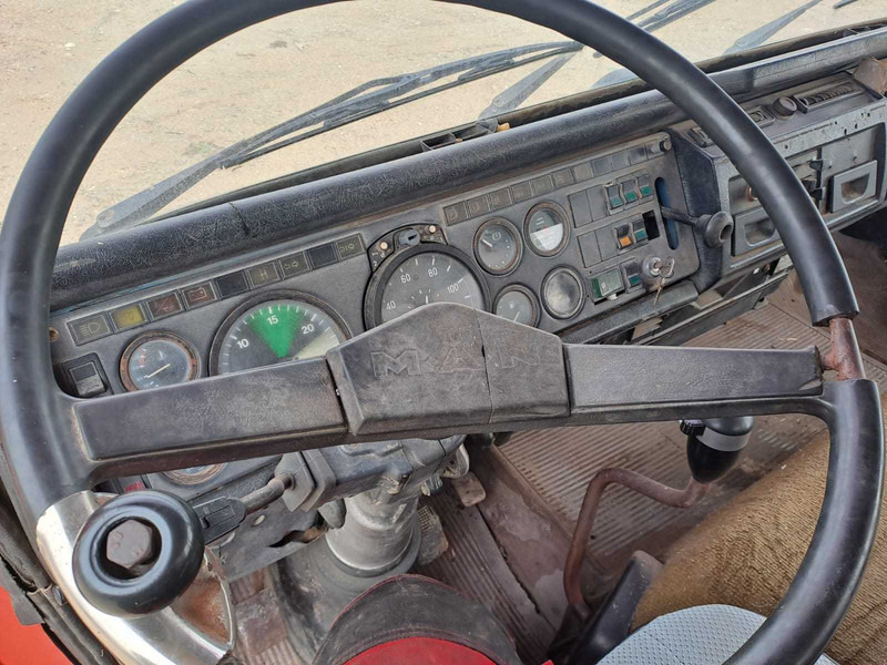 Billenőplatós teherautó MAN 32.331 dump truck: 13 kép.