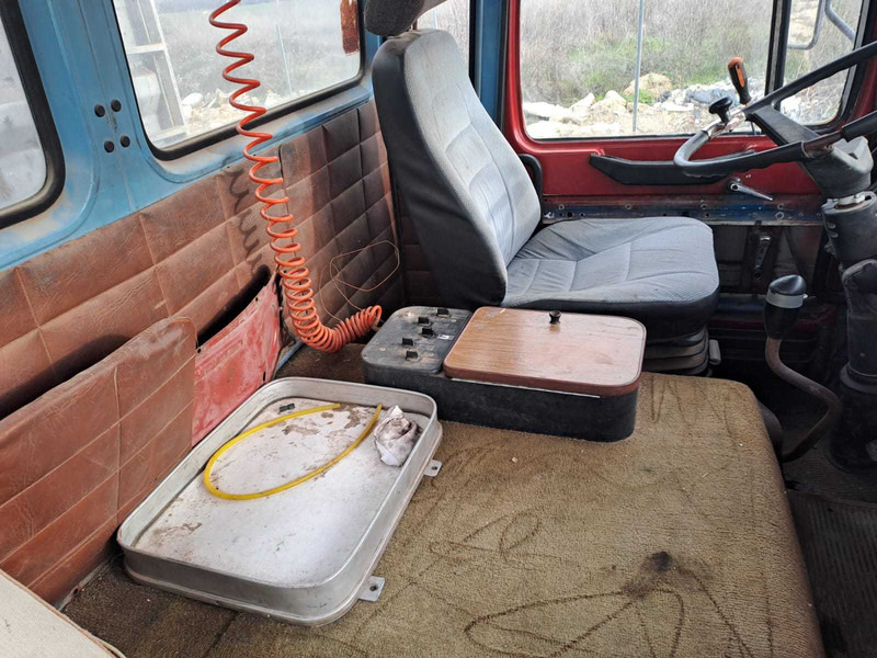Interior photo 1: Billenőplatós teherautó MAN 32.331 dump truck