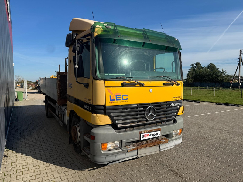 Mercedes-Benz Actros 1831 - Platós teherautó: 2 kép. Mercedes-Benz Actros 1831 - Platós teherautó: 2 kép.