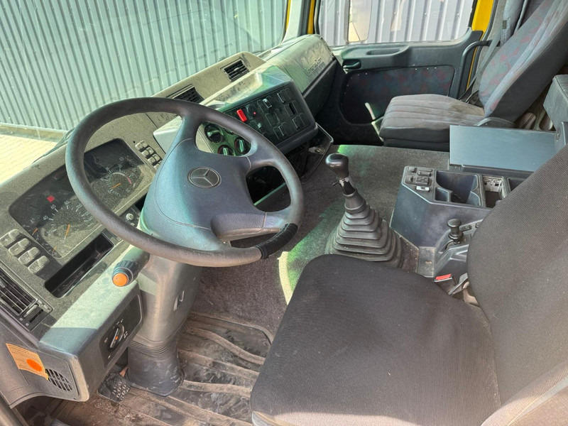 Mercedes-Benz Actros 1831, no crane - Platós teherautó: 5 kép. Mercedes-Benz Actros 1831, no crane - Platós teherautó: 5 kép.