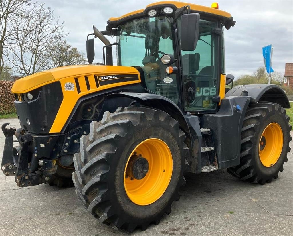 JCB 4220 Fastrac - Traktor: 2 kép. JCB 4220 Fastrac - Traktor: 2 kép.
