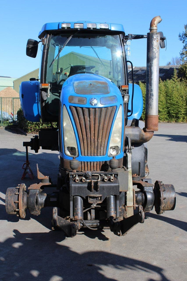 New Holland T8020 - Traktor: 4 kép. New Holland T8020 - Traktor: 4 kép.