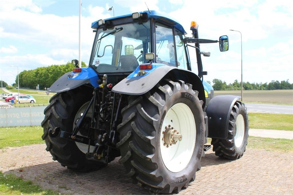 New Holland TM175 - Traktor: 4 kép. New Holland TM175 - Traktor: 4 kép.