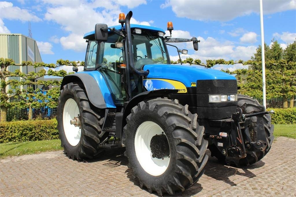 New Holland TM175 - Traktor: 2 kép. New Holland TM175 - Traktor: 2 kép.
