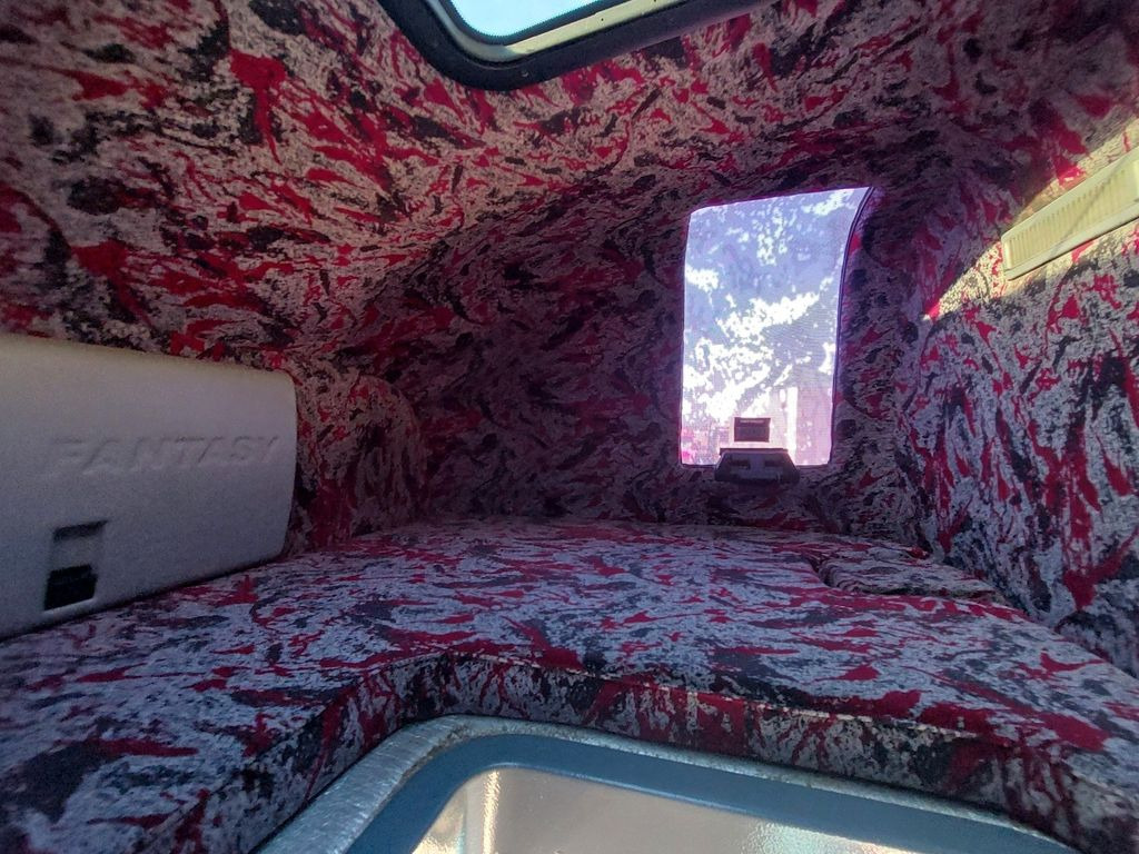 Ponyvás teherautó DAF FA LF 45.220 E12 4x2: 19 kép. Ponyvás teherautó DAF FA LF 45.220 E12 4x2: 19 kép.