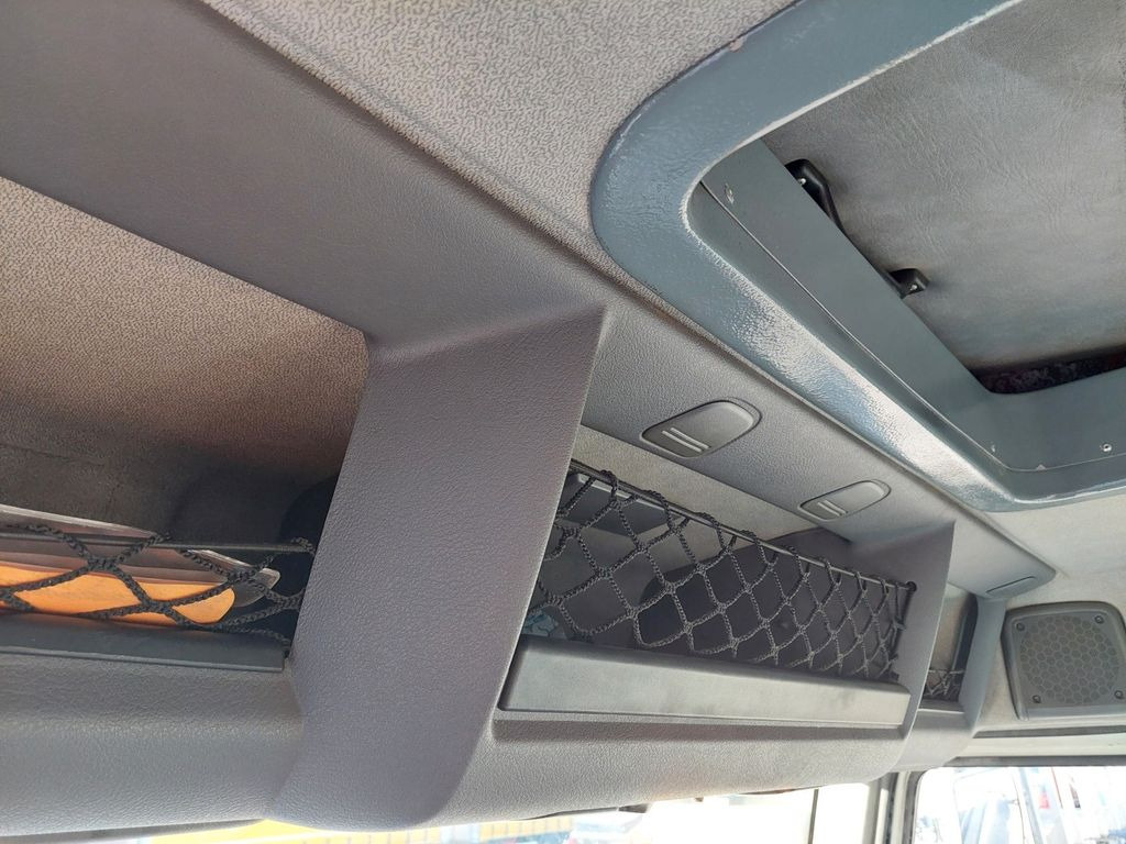 Ponyvás teherautó DAF FA LF 45.220 E12 4x2: 18 kép. Ponyvás teherautó DAF FA LF 45.220 E12 4x2: 18 kép.