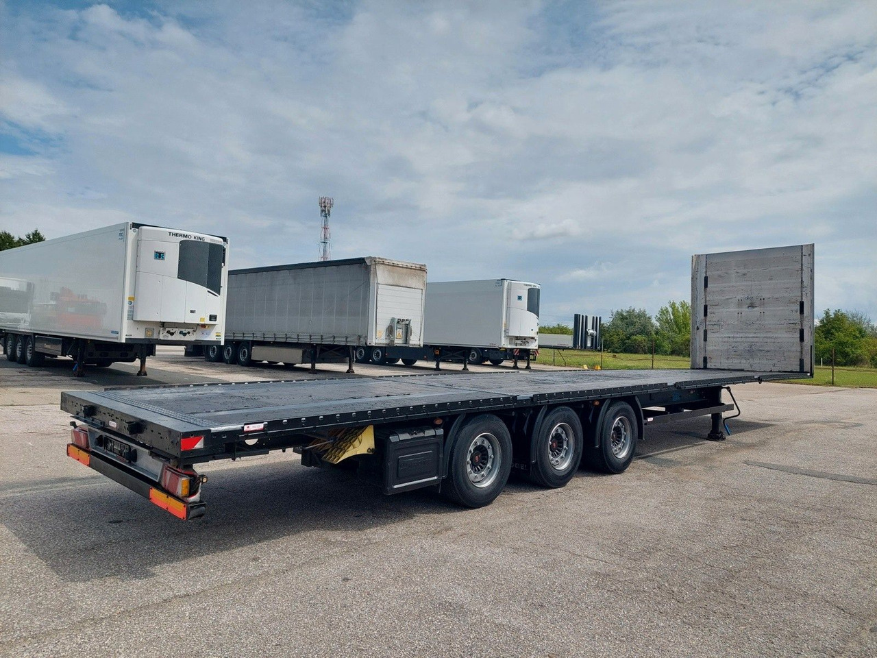 Kögel S24 Mega - Platós félpótkocsi: 4 kép. Kögel S24 Mega - Platós félpótkocsi: 4 kép.