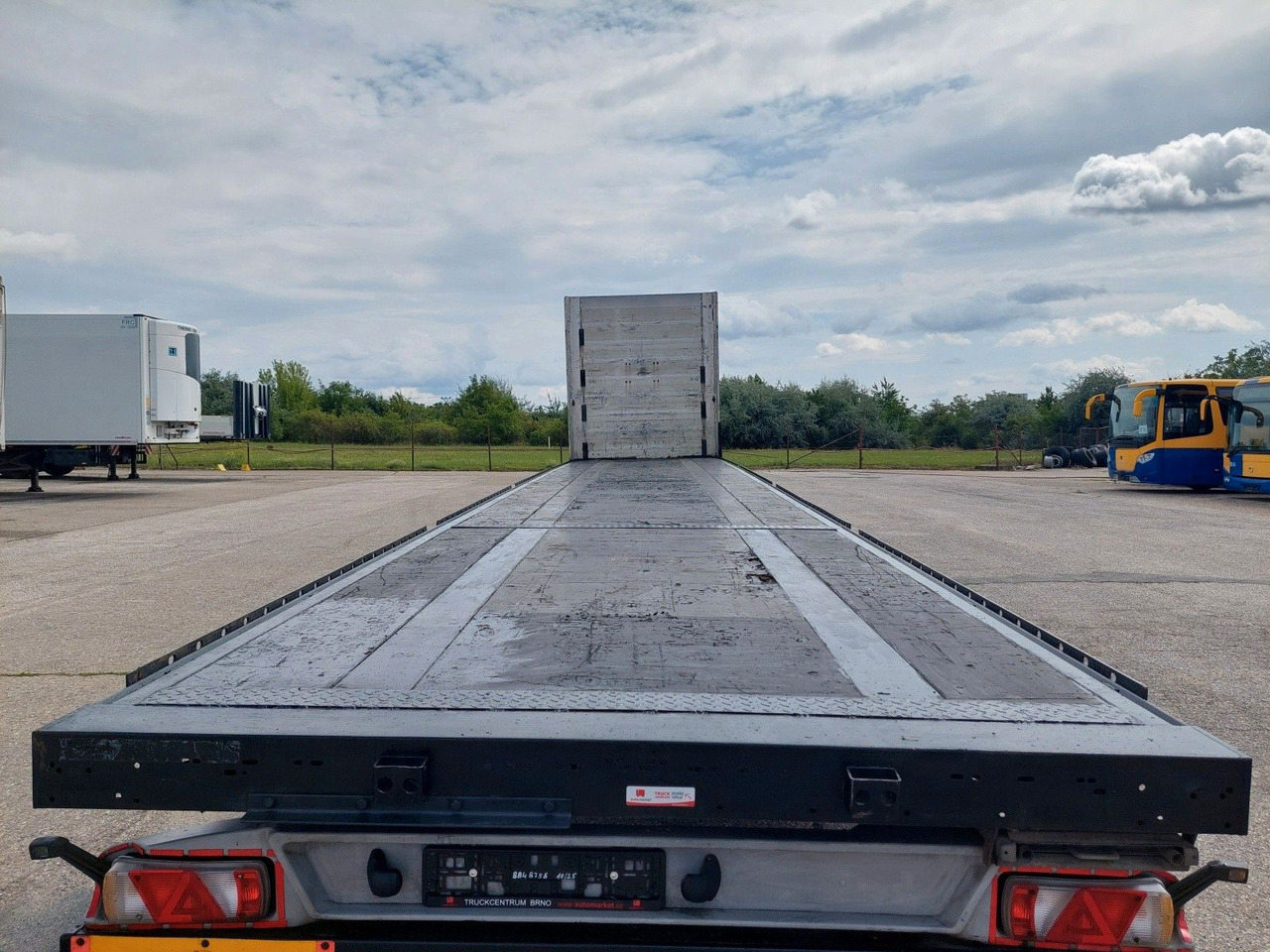 Kögel S24 Mega - Platós félpótkocsi: 5 kép. Kögel S24 Mega - Platós félpótkocsi: 5 kép.