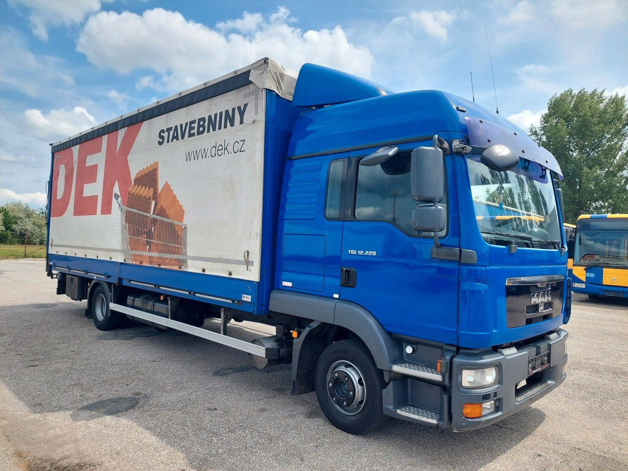 MAN TGL 12.220 4X2 BL Edscha - Ponyvás teherautó: 2 kép. MAN TGL 12.220 4X2 BL Edscha - Ponyvás teherautó: 2 kép.