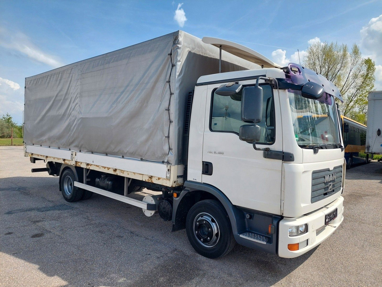 MAN TGL 8.180 4X2 BL - Ponyvás teherautó: 2 kép. MAN TGL 8.180 4X2 BL - Ponyvás teherautó: 2 kép.