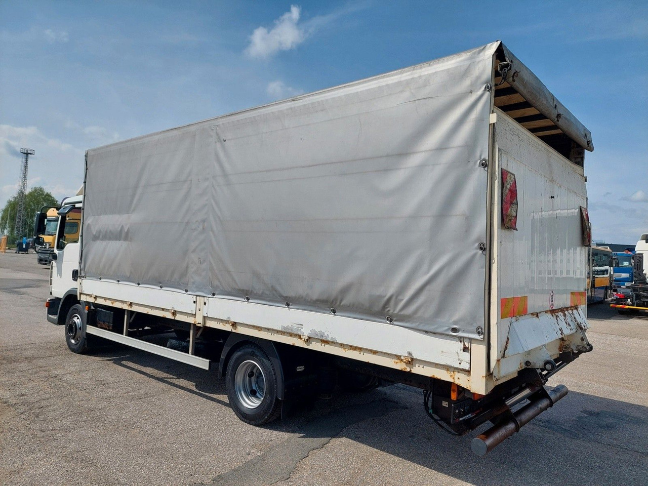 MAN TGL 8.180 4X2 BL - Ponyvás teherautó: 3 kép. MAN TGL 8.180 4X2 BL - Ponyvás teherautó: 3 kép.