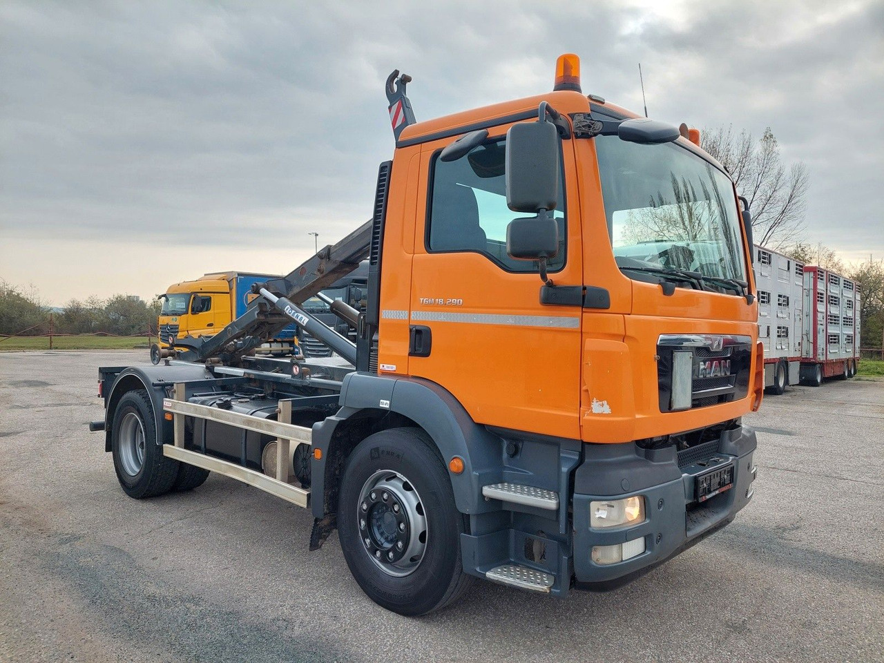 MAN TGM 18.290 4X2 BB - Horgos rakodó teherautó: 2 kép. MAN TGM 18.290 4X2 BB - Horgos rakodó teherautó: 2 kép.
