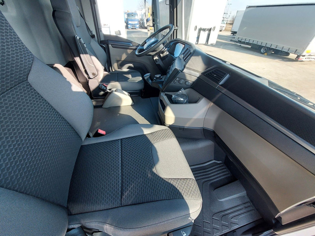 Interior photo 1: Új Billenőplatós teherautó MAN TGS 35.520 6X6 BB CH Interior photo 1: Új Billenőplatós teherautó MAN TGS 35.520 6X6 BB CH