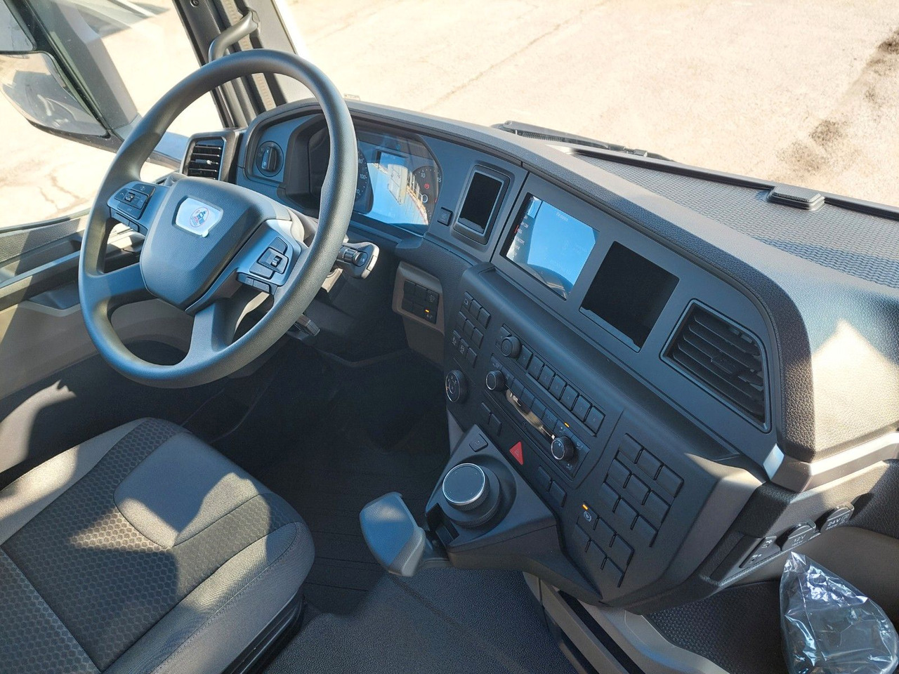 Interior photo 2: Új Billenőplatós teherautó MAN TGS 35.520 6X6 BB CH Interior photo 2: Új Billenőplatós teherautó MAN TGS 35.520 6X6 BB CH