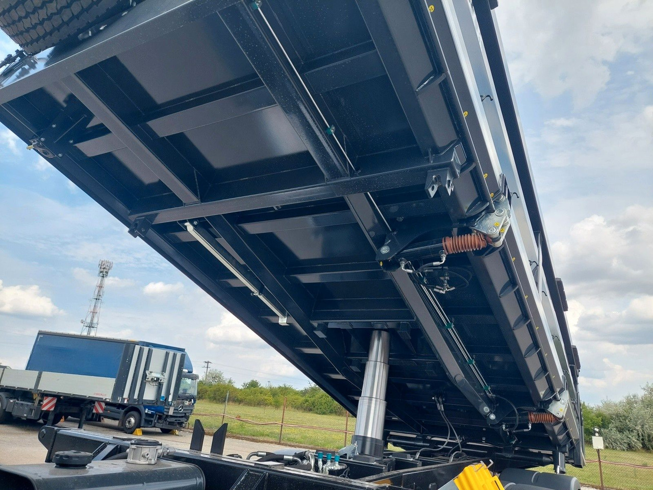 MAN TGS 41.480 8X6 BB CH - Billenőplatós teherautó: 5 kép. MAN TGS 41.480 8X6 BB CH - Billenőplatós teherautó: 5 kép.
