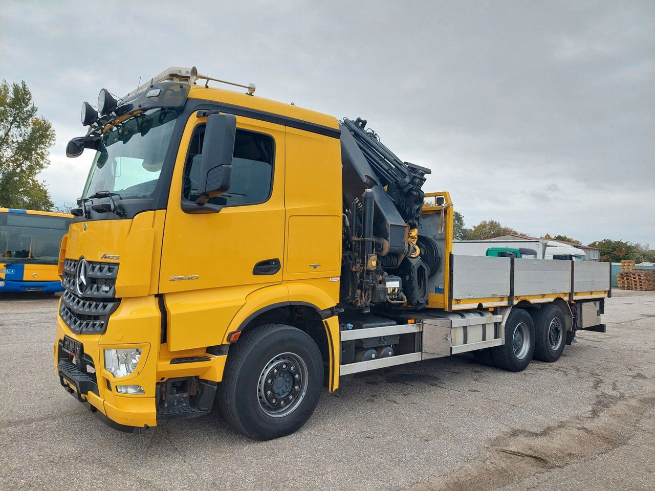 Mercedes-Benz Arocs 2640 6X2 + Hiab XS 477 Hipro - Platós teherautó, Darus autó: 1 kép. Mercedes-Benz Arocs 2640 6X2 + Hiab XS 477 Hipro - Platós teherautó, Darus autó: 1 kép.