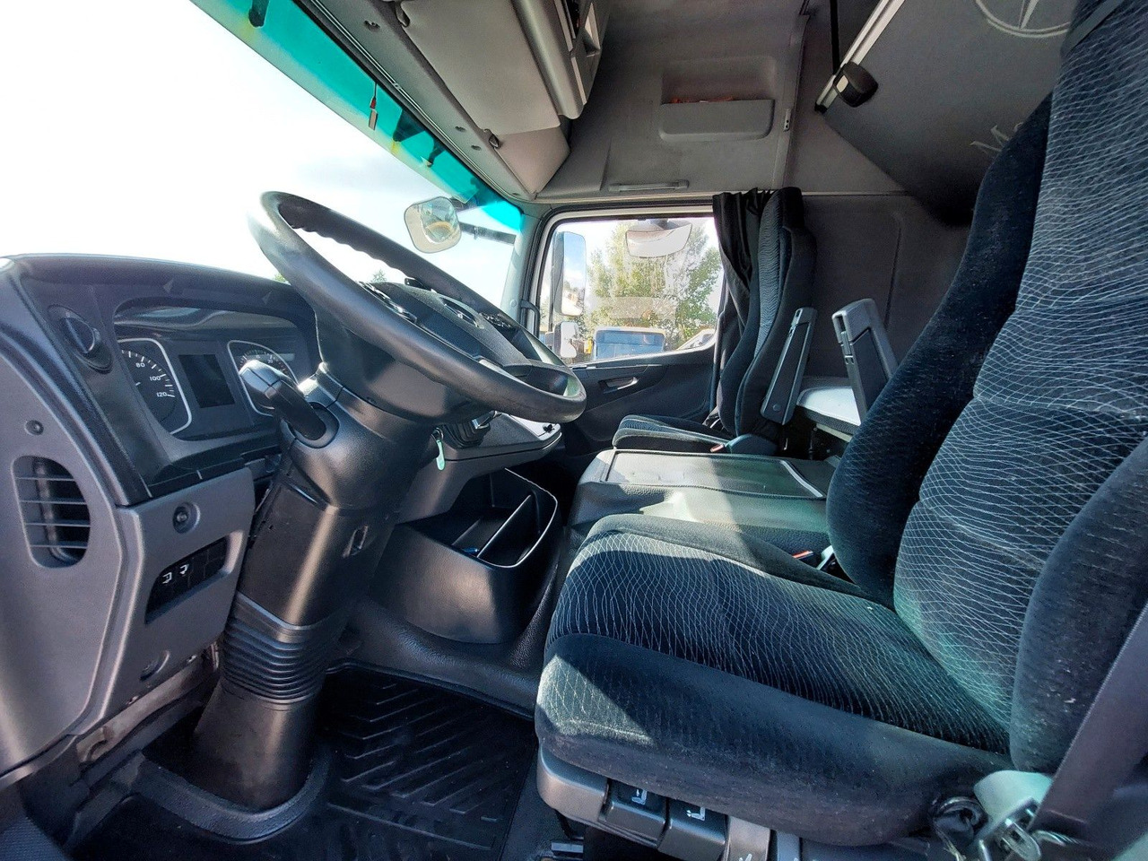 Ponyvás teherautó Mercedes-Benz Atego 1223 L/NR 20 20 Paletten: 18 kép.