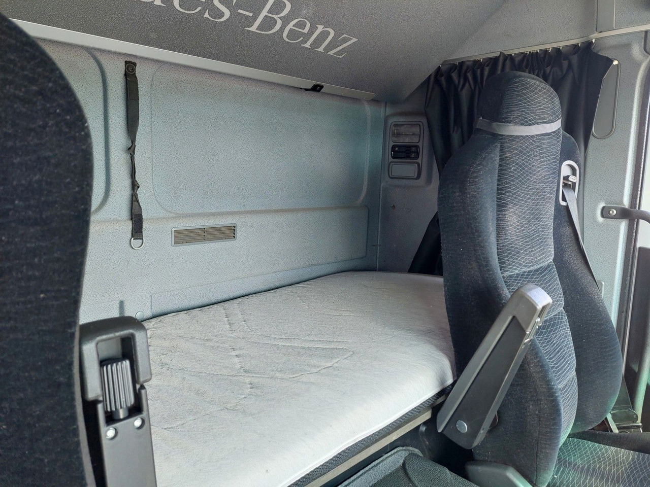 Ponyvás teherautó Mercedes-Benz Atego 1223 L/NR 20 20 Paletten: 17 kép.