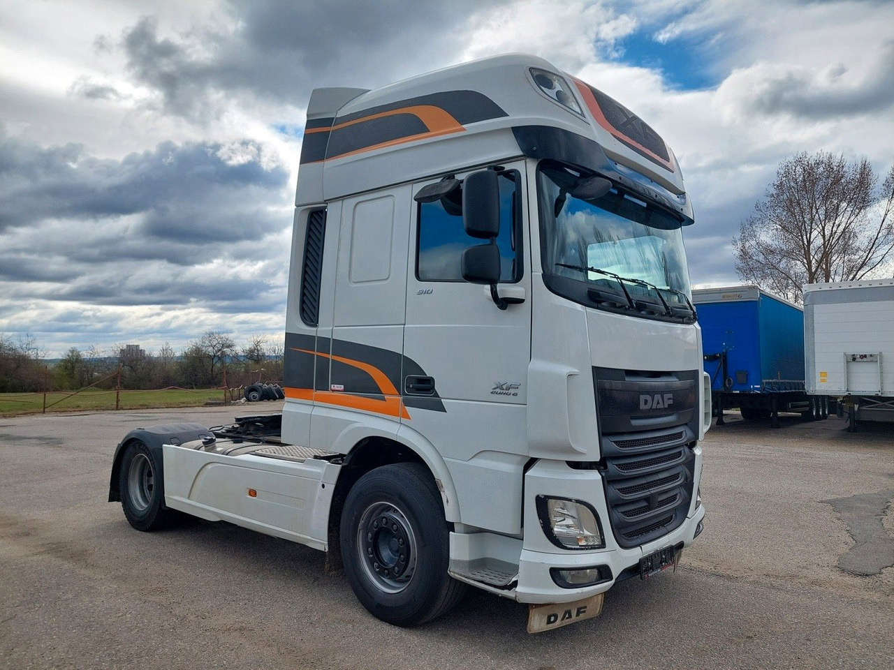 DAF XF 510 FT 4x2 - Nyergesvontató: 2 kép. DAF XF 510 FT 4x2 - Nyergesvontató: 2 kép.