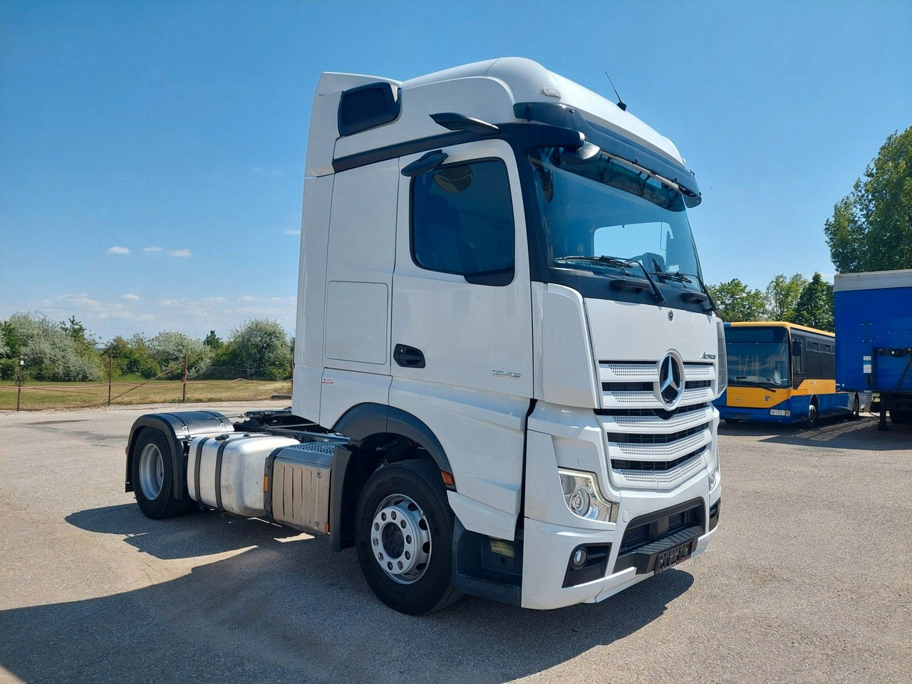 Mercedes-Benz Actros 5 1845 LS BigSpace 4x2 - Nyergesvontató: 2 kép. Mercedes-Benz Actros 5 1845 LS BigSpace 4x2 - Nyergesvontató: 2 kép.