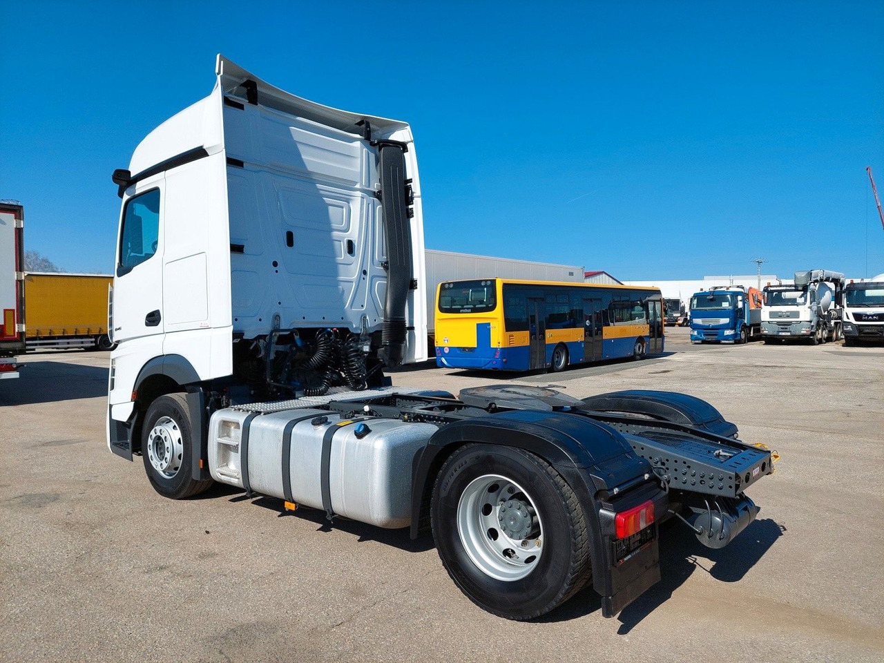 Mercedes-Benz Actros 5 1845 LS BigSpace 4x2 - Nyergesvontató: 3 kép. Mercedes-Benz Actros 5 1845 LS BigSpace 4x2 - Nyergesvontató: 3 kép.