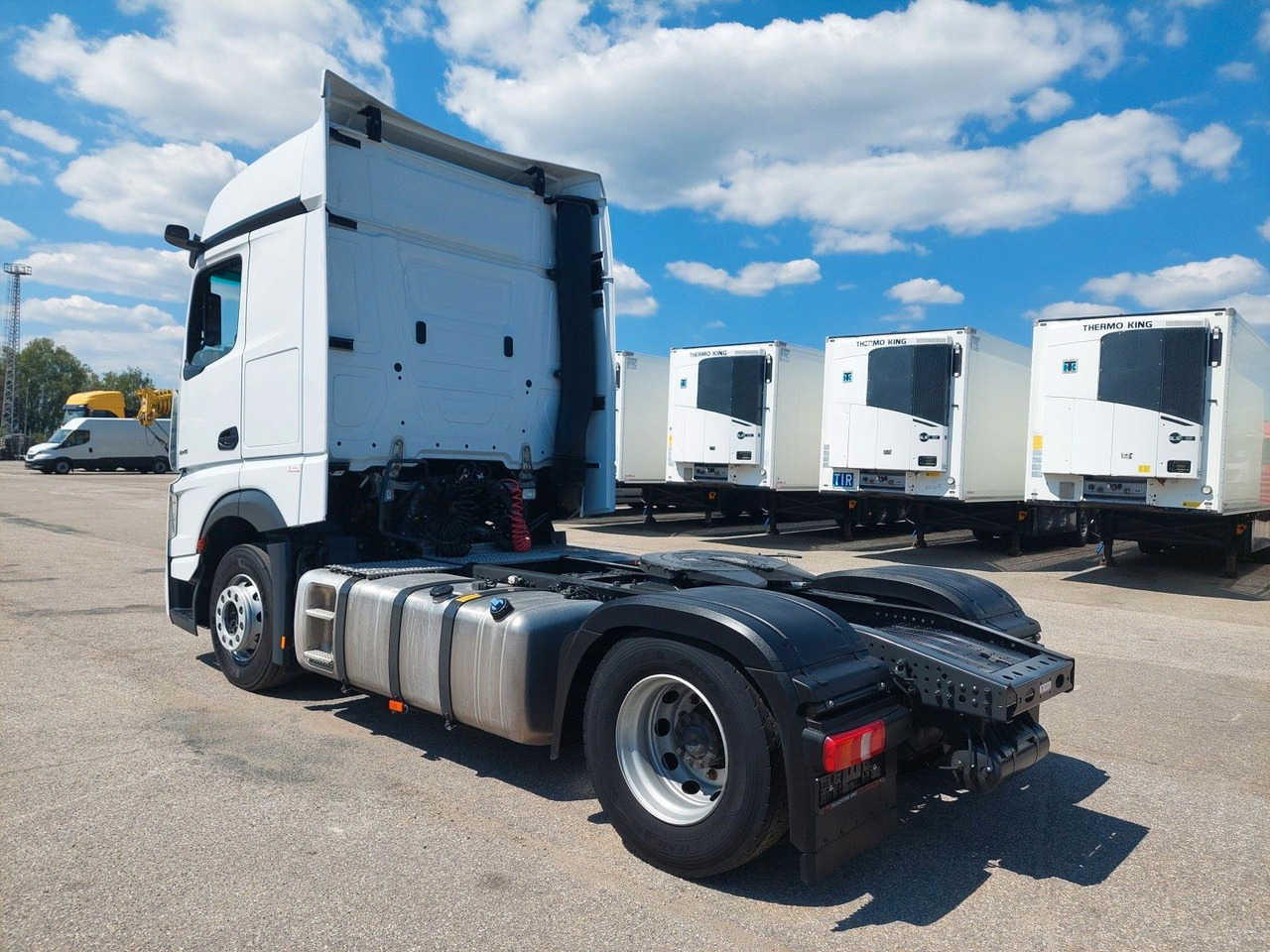 Mercedes-Benz Actros 5 1845 LS BigSpace 4x2 - Nyergesvontató: 3 kép. Mercedes-Benz Actros 5 1845 LS BigSpace 4x2 - Nyergesvontató: 3 kép.