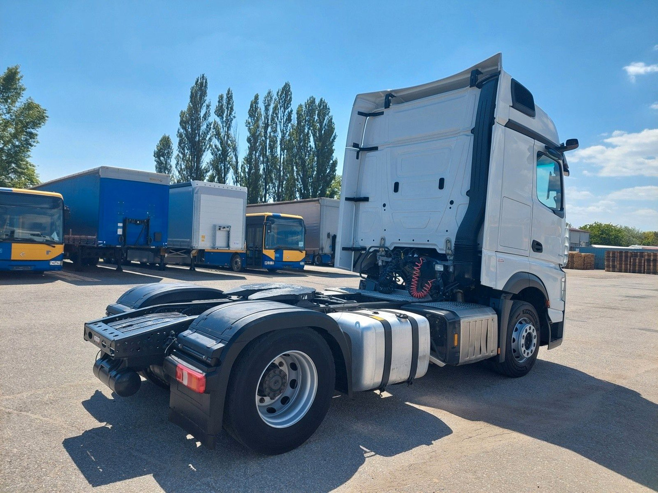 Mercedes-Benz Actros 5 1845 LS BigSpace 4x2 - Nyergesvontató: 4 kép. Mercedes-Benz Actros 5 1845 LS BigSpace 4x2 - Nyergesvontató: 4 kép.