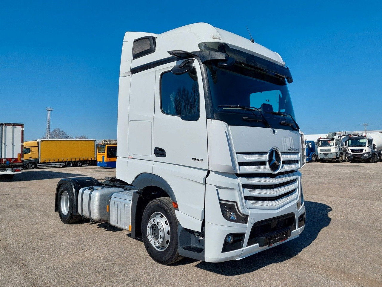 Mercedes-Benz Actros 5 1845 LS BigSpace 4x2 - Nyergesvontató: 2 kép. Mercedes-Benz Actros 5 1845 LS BigSpace 4x2 - Nyergesvontató: 2 kép.