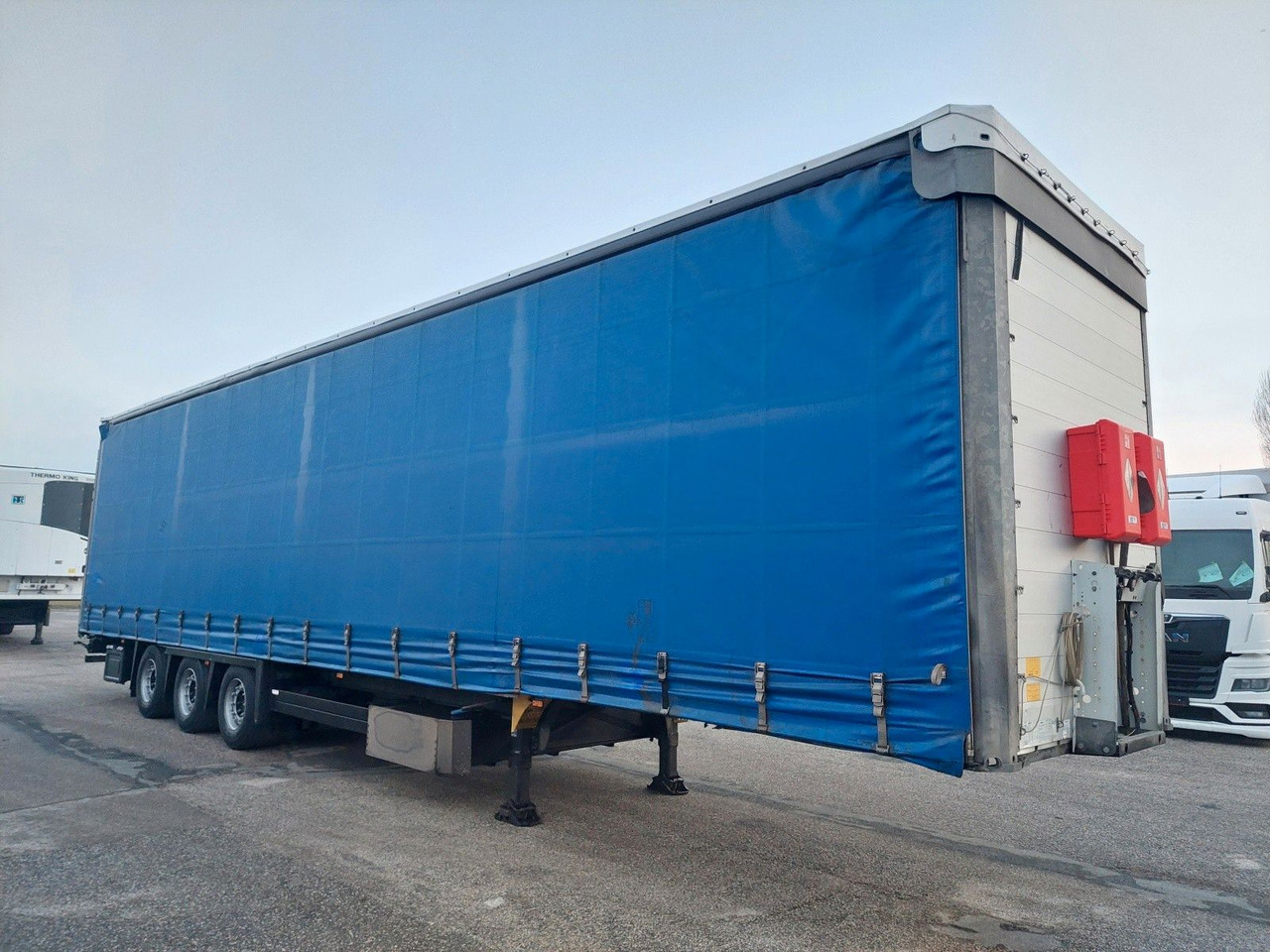 Schmitz Cargobull SCB S3T SCS 24/L - 13.62 EB MEGA - Ponyvás félpótkocsi: 2 kép. Schmitz Cargobull SCB S3T SCS 24/L - 13.62 EB MEGA - Ponyvás félpótkocsi: 2 kép.