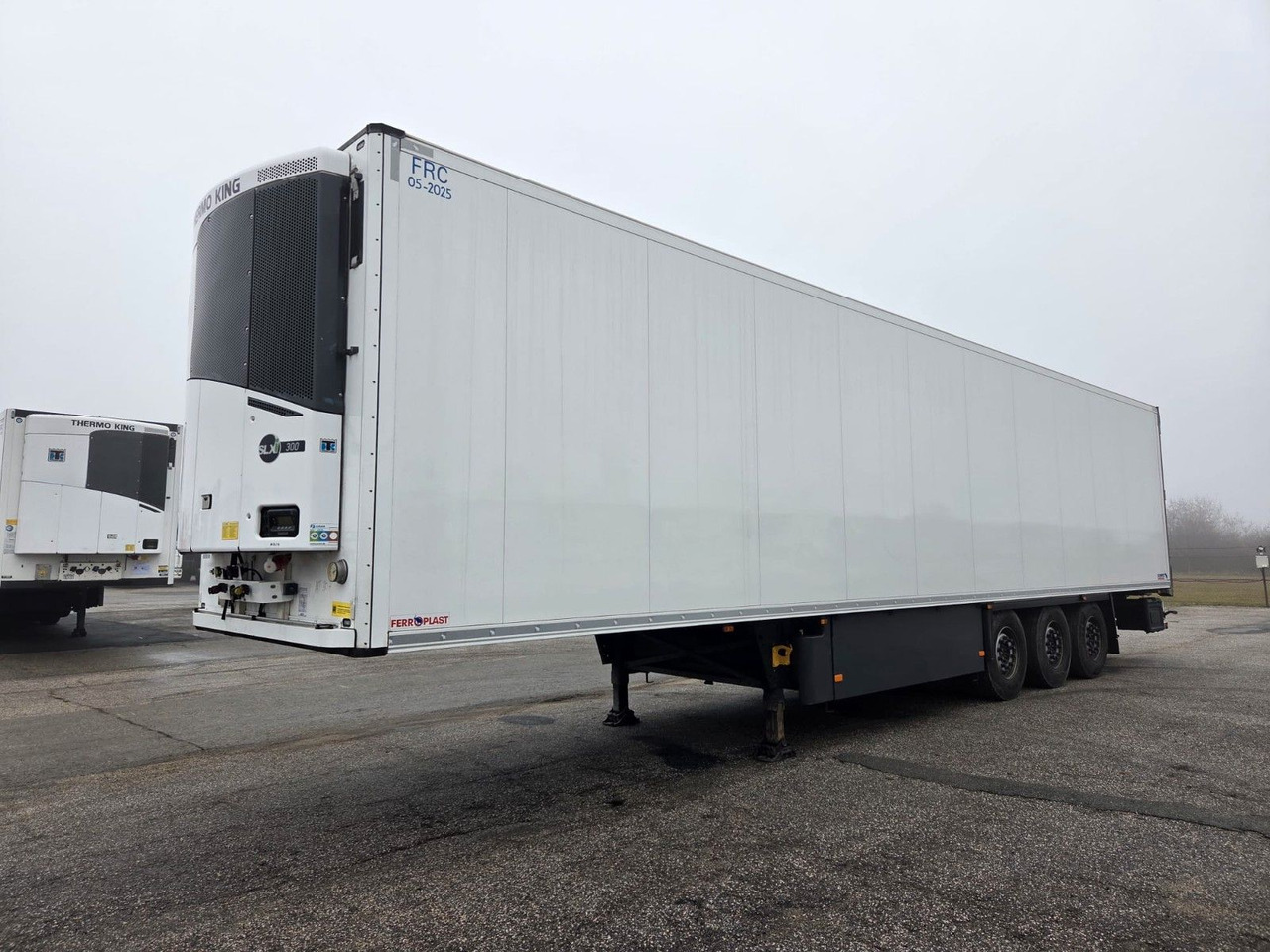 Schmitz Cargobull SKO24 ThermoKing SLXi 300 - Félpótkocsi hűtős: 1 kép. Schmitz Cargobull SKO24 ThermoKing SLXi 300 - Félpótkocsi hűtős: 1 kép.