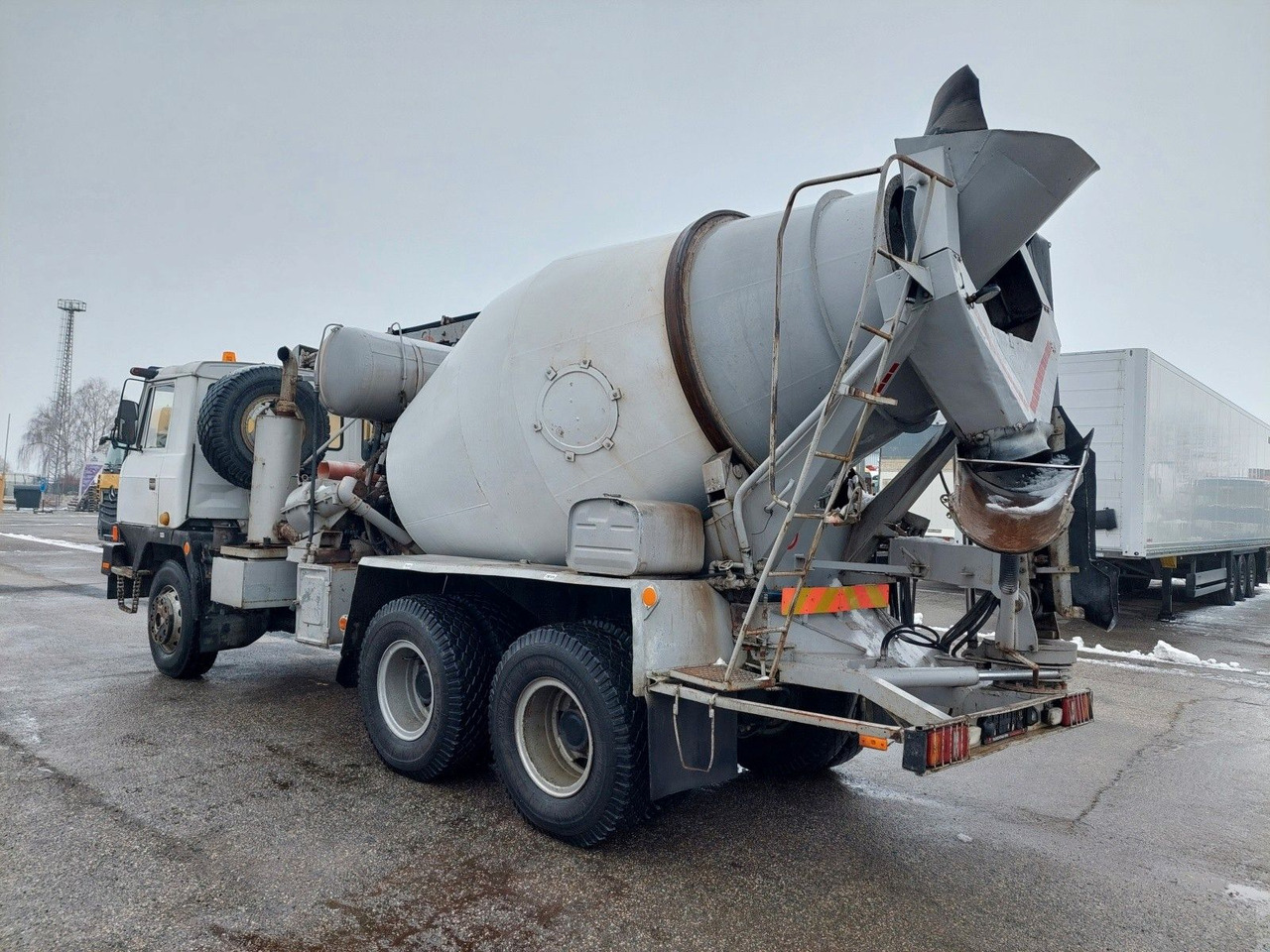 Tatra T815 6x6 mit Fördererband PD-01 - Betonmixer: 3 kép. Tatra T815 6x6 mit Fördererband PD-01 - Betonmixer: 3 kép.