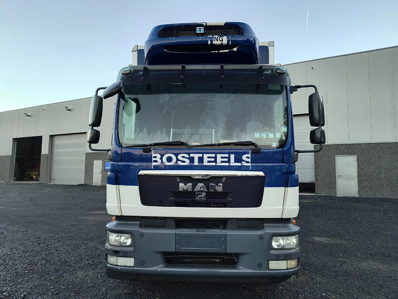 MAN TGM 18.250 2 COMPARTMENTS - 2000KG TAIL LIFT - PROBLEM COOLING UNIT - Hűtős teherautó: 2 kép. MAN TGM 18.250 2 COMPARTMENTS - 2000KG TAIL LIFT - PROBLEM COOLING UNIT - Hűtős teherautó: 2 kép.