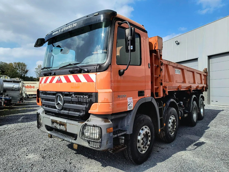 Mercedes-Benz Actros 3236 8X4 - 2 SIDE TIPPER/BI-BENNE - Billenőplatós teherautó: 1 kép. Mercedes-Benz Actros 3236 8X4 - 2 SIDE TIPPER/BI-BENNE - Billenőplatós teherautó: 1 kép.