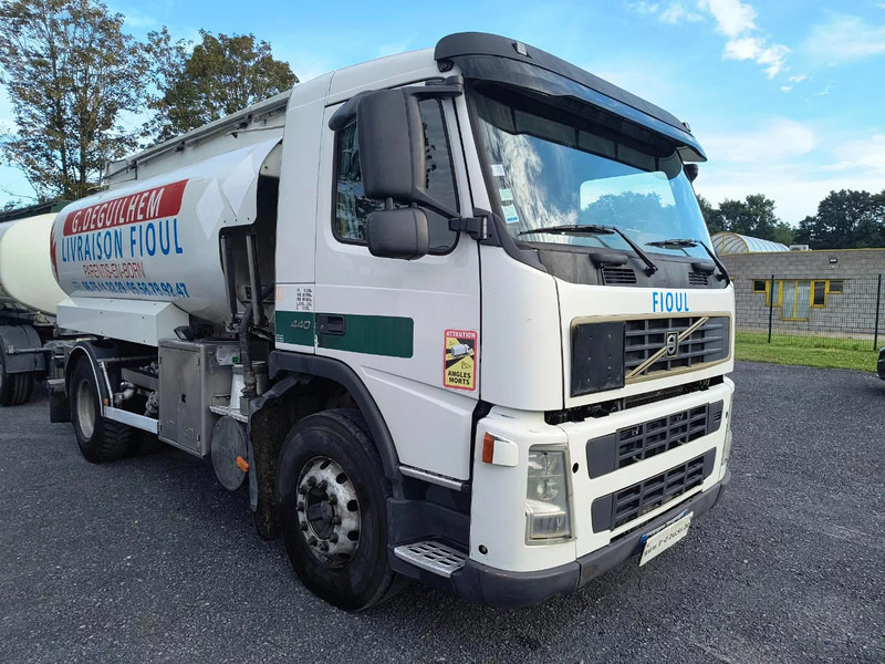 Volvo FM 440 13000L FUEL / CARBURANT - 4 COMP - Tartályos teherautó: 3 kép. Volvo FM 440 13000L FUEL / CARBURANT - 4 COMP - Tartályos teherautó: 3 kép.