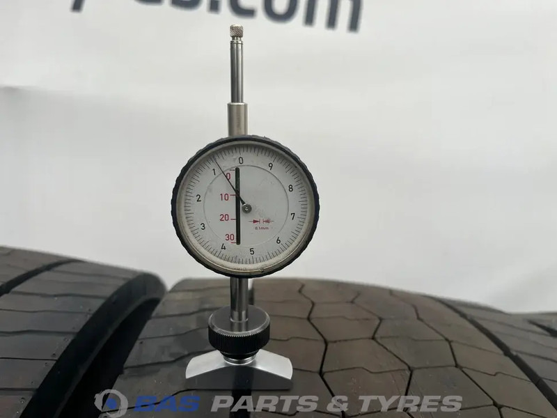 Bridgestone Bridgestone 315/70R22.5 H-DRIVE002 ECOPIA 156/154 M+S 3PMSF gebruikte set - Gumiabroncs - Teherautó: 3 kép. Bridgestone Bridgestone 315/70R22.5 H-DRIVE002 ECOPIA 156/154 M+S 3PMSF gebruikte set - Gumiabroncs - Teherautó: 3 kép.