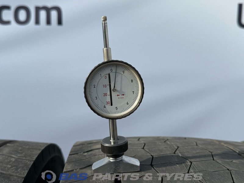 Bridgestone  - Gumiabroncs - Teherautó: 3 kép. Bridgestone  - Gumiabroncs - Teherautó: 3 kép.