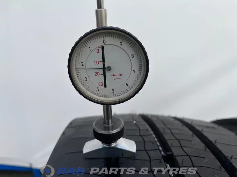 Bridgestone  - Gumiabroncs - Teherautó: 3 kép. Bridgestone  - Gumiabroncs - Teherautó: 3 kép.