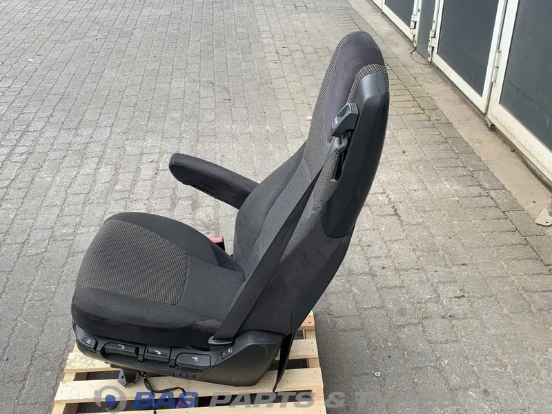 DAF CF Euro 6 - Ülés - Teherautó: 2 kép. DAF CF Euro 6 - Ülés - Teherautó: 2 kép.